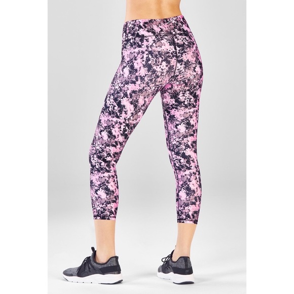 Fabletics Define Mid-Rise Capri - Picture 2 of 4